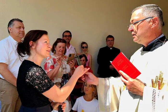 Kindergartenleiterin Desiree Gradwohl mit Pfarrer Sorin Brandiu.