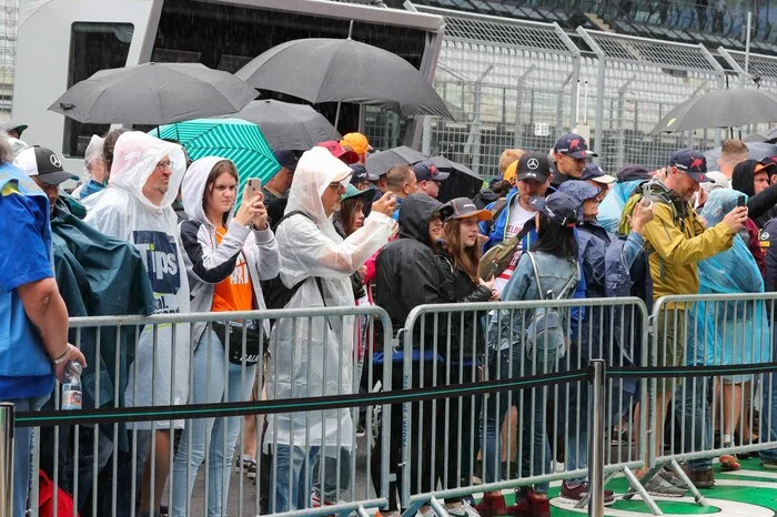 Tausende stürmten daraufhin begleitet von Sprechchören und Jubelrufen auf die Rennstrecke und die Pit Lane, wo sie den Rennteams bei den finalen Vorbereitungen über die Schulter schauen konnten.