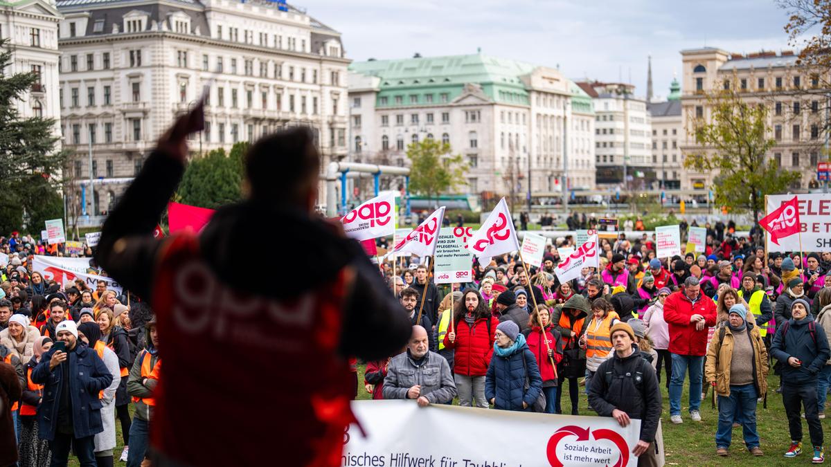 Die Gewerkschaften GPA und vida haben am Montag zu einer Demonstration zum Thema "Gerechter Abschluss des Sozialwirtschaft-Kollektivvertrags" aufgerufen