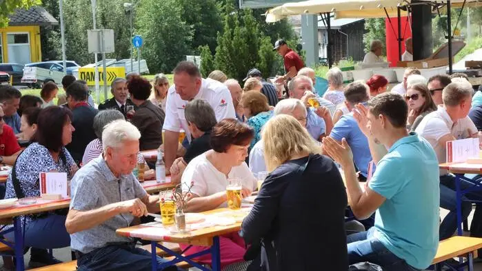Wenn beim Roten Kreuz St. Veit zum Frühschoppen geladen wird, sind gute Stimmung und gemütliche Stunden garantiert. Zahlreiche Besucher nutzten am Wochenende die Gelegenheit, gemeinsam einen entspannten Sonntag zu verbringen.