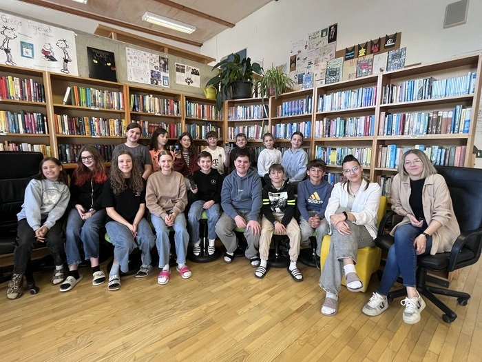 Vanessa, Selina, Magdalena, Nina, Jakob, Lukas, Lukas, Timo, Alisa und Lehrerin Lisa-Marie Ebner (vorne, von links) sowie Emelie, Sarah, Sofie, Julian, Klemens, Liliana und Marie (hinten, von links): Einige der rund 100 Schülerinnen und Schüler und zwei Lehrerinnen aus der Mittelschule Anger, die sich am Handy-Experiment beteiligen.