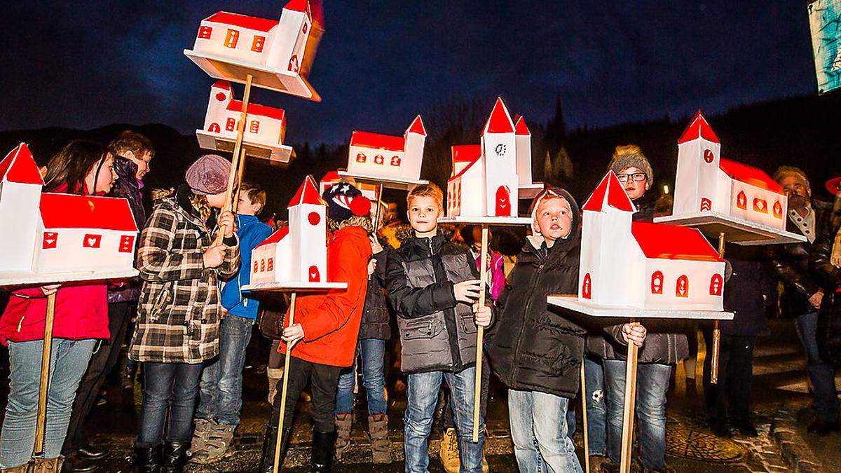 Beim Kirchleintragen leiern die Kinder einen halb lateinischen, halb slowenischen Spruch herunter