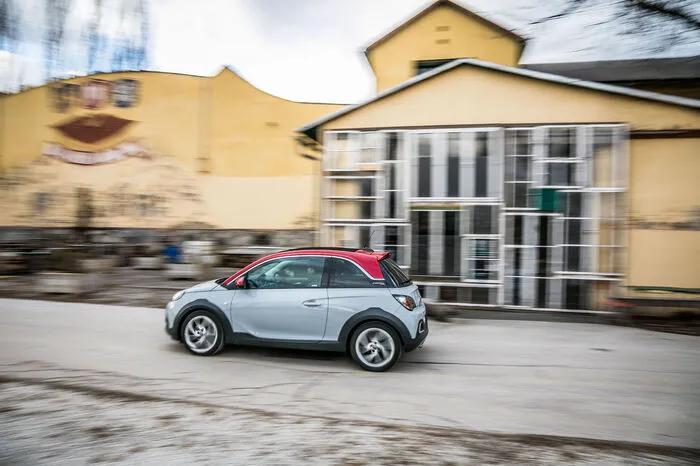 Opel Adam Rocks: DER FRECHE HERR ADAMDie Spaßvariante des Adam bietet sämtliche Zutaten für luftiges Fahrvergnügen Jetzt nimmt der Adam in der Opel-Kleinwagenriege ohnehin schon die Rolle des luftigen Dreitürers ein. Und nun legt er als cooler Rocks noch ein Scherflein nach. Derart bestückt, verfügt Opels Kleinster nämlich über eine Höherlegung von knapp zwei Zentimetern, einen Unterfahrschutz vorne wie hinten und Kotflügelverbreiterungen, die in robusten Schwellerverkleidungen münden. Ach ja, obendrauf setzte man noch ein natürlich elektrisch betriebenes Faltschiebedach, und gemeinsam mit den Alurädern wirkt der dermaßen herausgeputzte Adam so, als wäre er jederzeit für einen Ausflug ins Grüne bereit. Doch selbst wenn die Wildnis rufen sollte, seine Hausaufgaben hat der Rüsselsheimer natürlich vorher schon brav erledigt: So gibt es neben einer akustischen Einparkhilfe auf Wunsch einen Parkassistenten, der beim Rangieren die Lenkarbeit übernimmt. Zudem kommen moderne Infotainmentsysteme inklusive Apple CarPlay und Android Auto sowie eine Navigation mit Sieben-Zoll-Touchscreen genauso zur Anwendung wie natürlich Opels Servicedienst OnStar.TECHNIK IM BLICKNiedrigster CO2-Wert: 100 g/kmGeringster Verbrauch: 4,3 Liter BenzinKofferraumvolumen: 170 bis 663 LiterAbmessungen: 3747/1720/1493 mm L/B/HMotoren: 6 Benziner mit 70 bis 150 PS