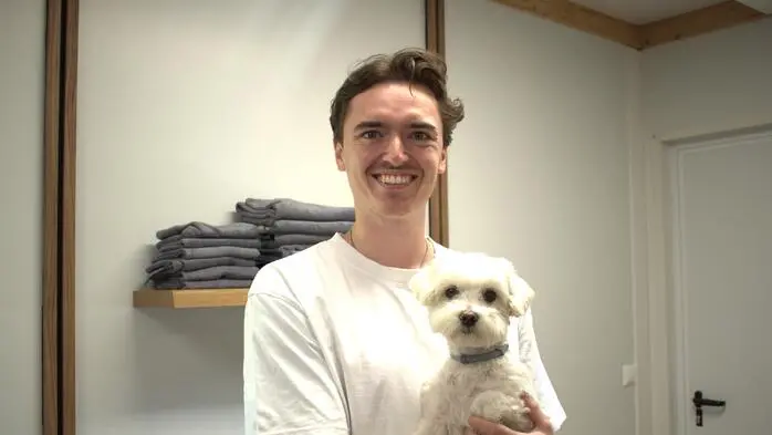 Felix Tauber kümmert sich um die Haarpflege von Hunden