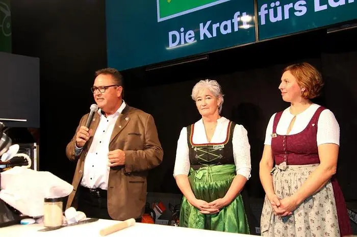 Christian Konrad, Aufsichtsratsvorsitzender des Lagerhauses Graz-Land, die beiden Lagerhaus-Vorstände Helga Hurdax und Hans Dorner sowie Franziska Schilcher und Gabriele Schlosser gaben kurze Statements ab, ehe Christina Bauer die Besucherinnen mit ihren Backvorführungen begeisterte. 