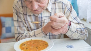 Parkinson: Durch den Abbau bestimmter Zellen werden bei Betroffenen automatisierte Bewegungsabläufe gestört