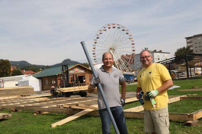 Robert Ruhdorfer und Dietmar Hoi haben mit dem Aufbau der Hütte schon begonnen