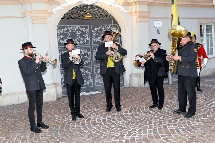 Gelungener Auftakt: das Konzert des Eisenbahner-Musikvereines (EMV) „Stadtkapelle“ St. Veit (Leitung Martin Kanduth) am Hauptplatz ...