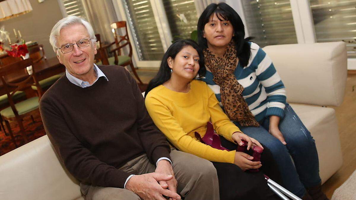 Primarius Nikolaus Schwarz mit seiner ecuadorianischen Patientin Josseline und deren Mutter