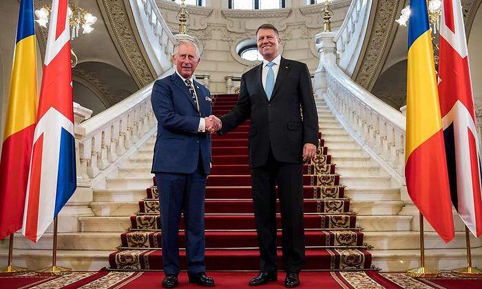 Charles mit Rumäniens Präsident Klaus Werner Iohannis. 