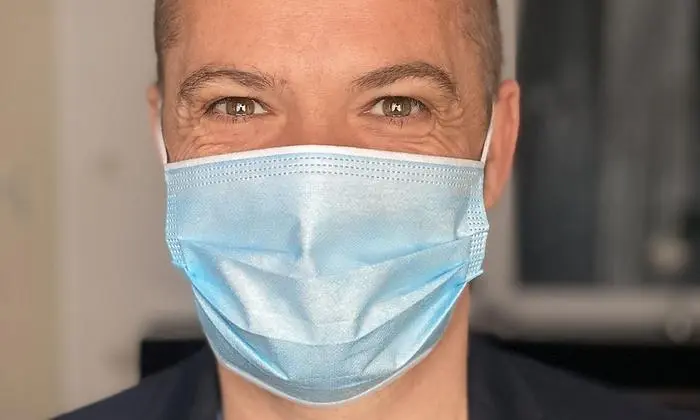 Mit breitem Lächeln 