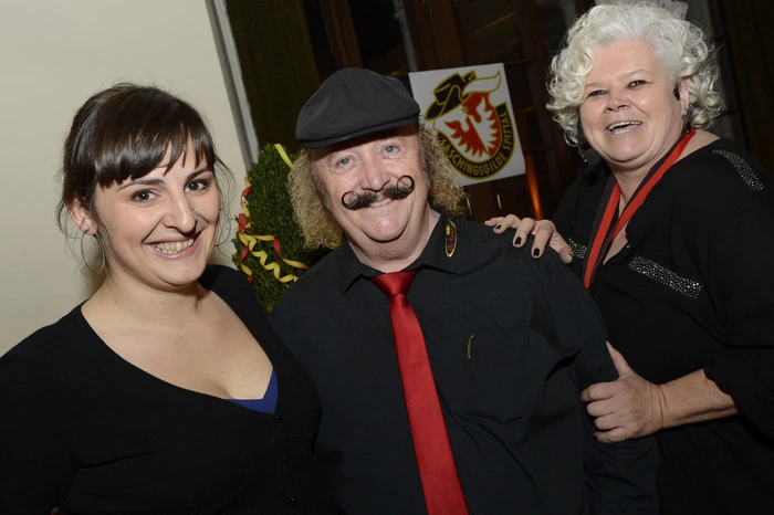 Zofe Corinna Hackl (links) und Gräfin Salamanca Fritzi Golobic mit einem Mitglied der Showband "Die Kaiser"