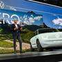 VW-Markenchef Ralf Brandstätter mit dem Showcar ID Life