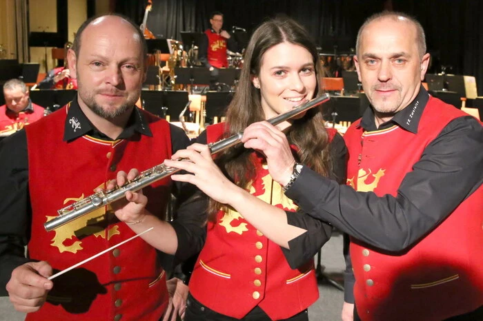 Obmann Nikolaus Senger (rechts) konnte dazu unter anderen Musikschuldirektor Sepp Lattacher, Bezirks-Stabführer Alexander Sucher, Straßenmeister Johannes Lammer, Sparkasse St. Veit-Chef Wolfgang Sperl sowie die beiden Bürgermeister Franz Sabitzer (Weitensfeld) und Hans Fugger (Glödnitz) willkommen heißen. 