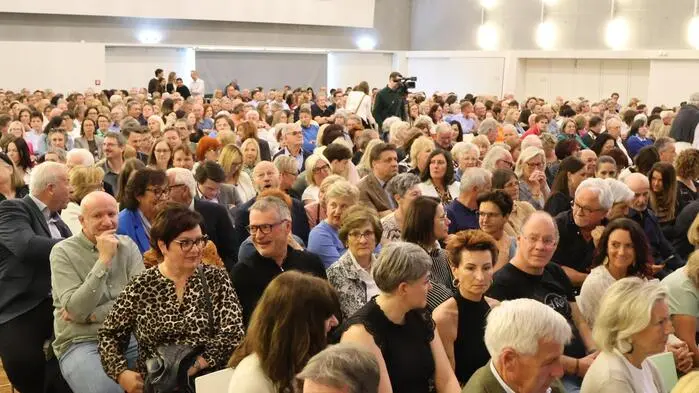 So viele Besucher hat man in der Blumenhalle in St. Veit schon lange nicht mehr gesehen. Grund des Besucheransturms war Kabarettist Andreas Vitasek, der am Dienstag Station in der Herzogstadt machte.