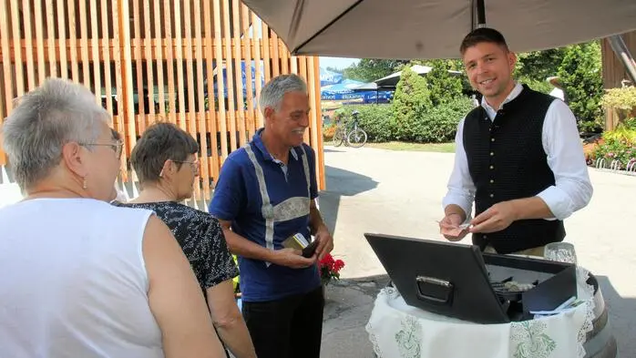 Bei Prachtwetter und sommerlichen Temperaturen weit über der 30-Grad-Celsius-Marke begrüßte Bürgermeister Lukas Vogl mit seinem Team der ÖVP Krottendorf-Gaisfeld beim Buschenschank Lackner zahlreiche Gäste zum Frühschoppen „Beingrübl´n“.