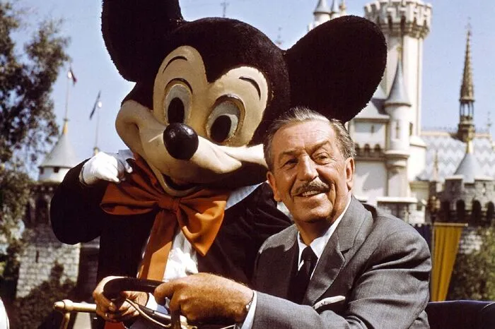 Sein Schöpfer mit seinem Werk: Walt Disney mit Micky Maus in Disneyland. Heute ist die Walt Disney Company ein weltumspannender Medienkonzern.