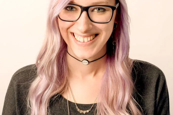 Was man aus alten Zeitschriften und Müsli­schachteln machen kann, zeigt Christina Horn­bacher mit ihren Upcessories. Die individuellen Schmuckstücke werden mit unterschiedlichen Techniken in Handarbeit hergestellt. Gerade für ausgefallene und per­sönliche Geschenkideen eignen sich Upcessories hervorragend. Betrach­ten und bestellen kann man die Schmuck­stücke auf Facebook oder upcessories.at