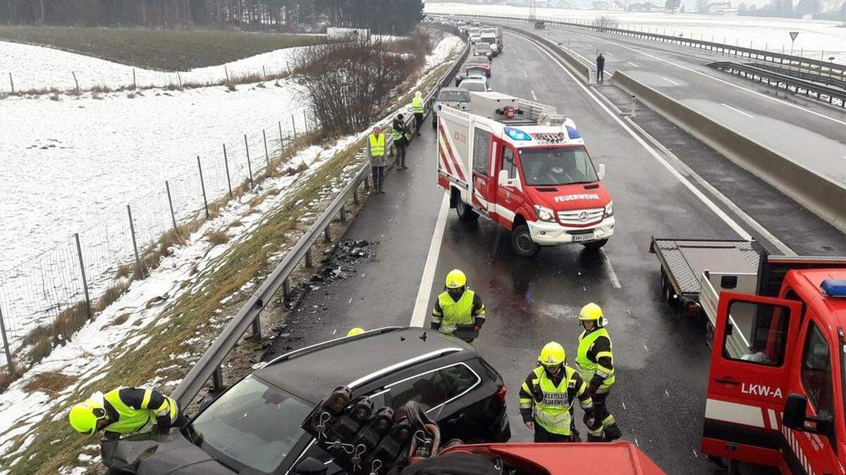 Am laufenden Band krachten Fahrzeuge ineinander - die Feuerwehren waren im Dauereinsatz