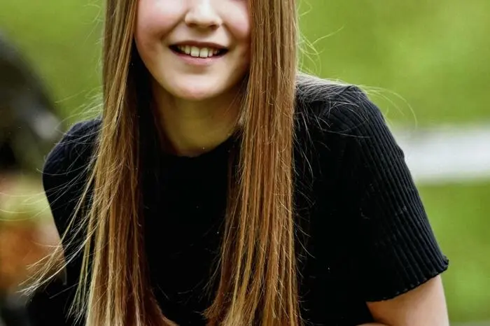 Lia freut sich in den Sommerferien schon besonders auf den Urlaub mit ihrer Tante und ihren zwei kleinen Zwillingsgeschwistern. Die vier werden nach Kärnten fahren und dort schwimmen, Boot fahren und Eis essen. Zu Hause in Schladming will Lia mit ihren Freunden minigolfen gehen. Und auch das Fußballtraining fällt im Sommer nicht aus, seit zwei Jahren spielt Lia schon im Verein. „Ich freue mich auch schon darauf, länger aufzubleiben“, verrät sie. Bis 22 Uhr würde sie gerne wach bleiben, bei Übernachtungspartys vielleicht sogar bis Mitternacht. Und am nächsten Tag dann gemütlich ausschlafen. „Für mich vergehen die Ferien immer zu schnell.“