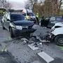 Ein schwarzer und ein weißer beschädigter Pkw stehen nach einem Unfall auf der L 602 in Tillmitsch auf der Straße | Die beiden Pkw prallten frontal gegeneinander 