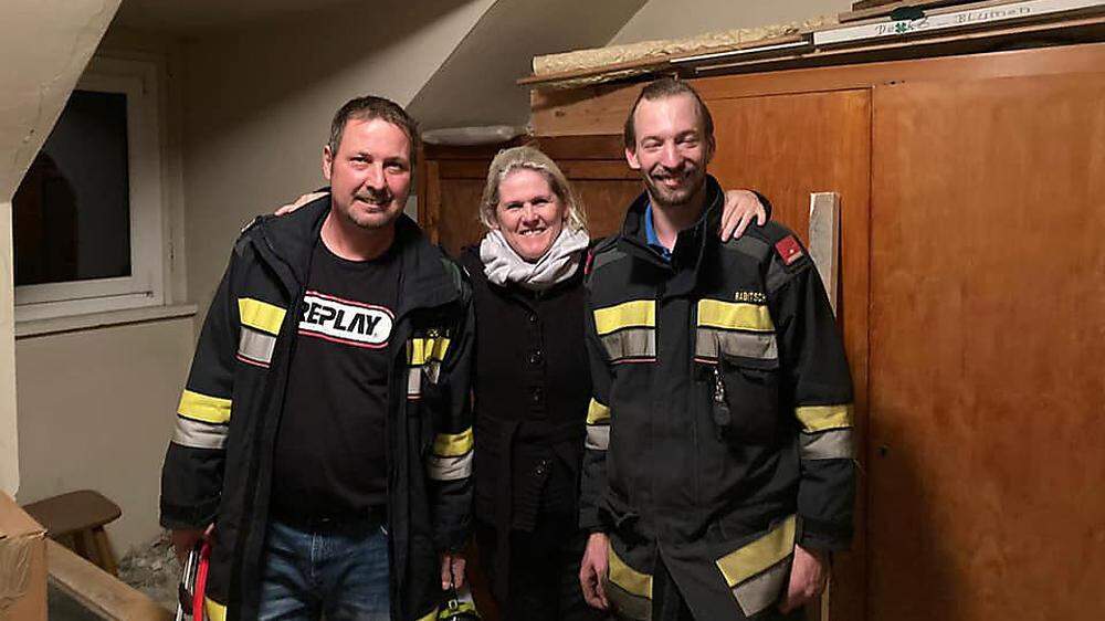 Kamaradschaftsführer Michael Pichelkastner, Volksschuldirektorin Daniela Brandstätter und Feuerwehrmann Manuel Rabitsch, nach der Rettung der Katze