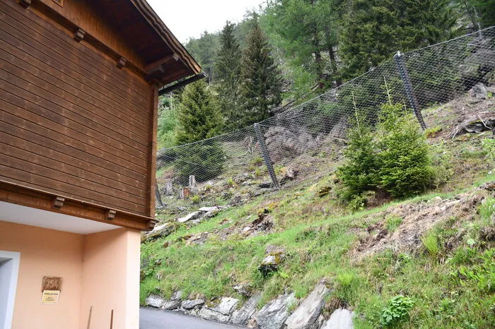 Das Steinschlagschutznetz soll die Häuser vor herunterkommendem Material schützen.