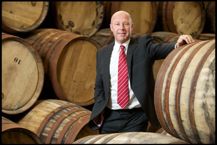 Stuart MacPherson ist Master of Wood bei Macallan - auf ihn geht das neue Farbleitsystem zurück. Die Whiskys werden statt nach Alter, nach Farbe klassifiziert. Macallan Whiskys lagern in Sherry- und Bourbonfässern.