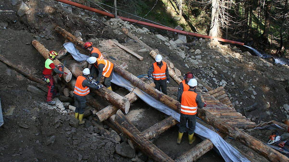 Die Pioniere sind noch immer fleißig im Einsatz. Im Hintergrund das umgeleitete Wasser des Tronitzerbachs