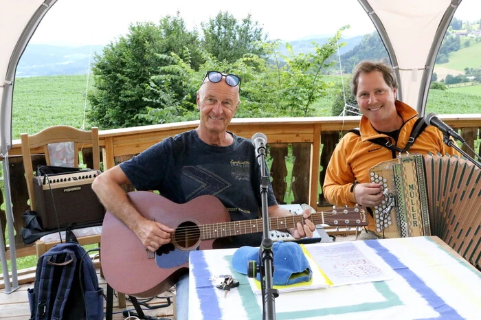 ... das kongeniale Musiker-Duo Ossi Huber und Klaus Tschaitschmann (von links) für einen Auftritt in Sörg zu verpflichten. 