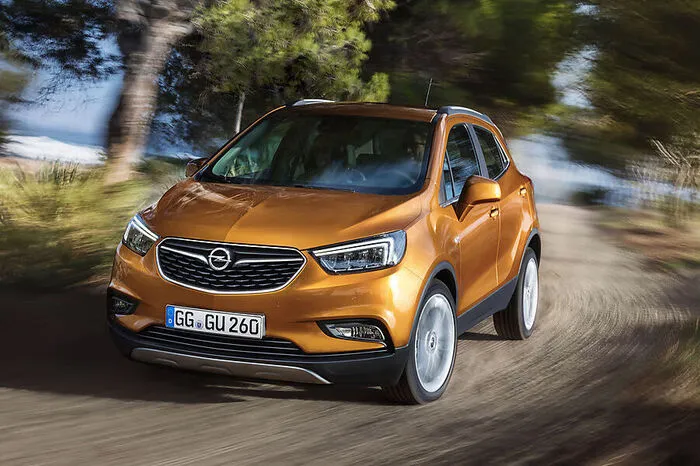 Nach der Einführung des 1,6-Liter-Diesels mit 110 und 136 PS wächst das Antriebsangebot für den SUV nun auch auf Benziner-Seite. Der 1.4 Direct Injection Turbo, der vor Kurzem im neuen Astra sein Debüt gab, wird im Mokka X als 150 PS starke Variante in Kombination mit Sechsstufen-Automatik, Start/Stop und adaptivem Allradantrieb erhältlich sein (6,6 l/100 km, 154 g CO2/km).