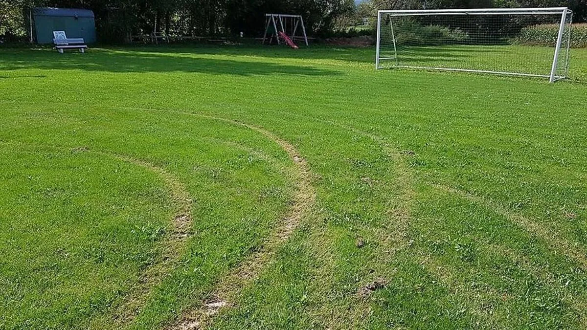Reifenspuren auf dem Rasen des Au-Stadions in Obersafen