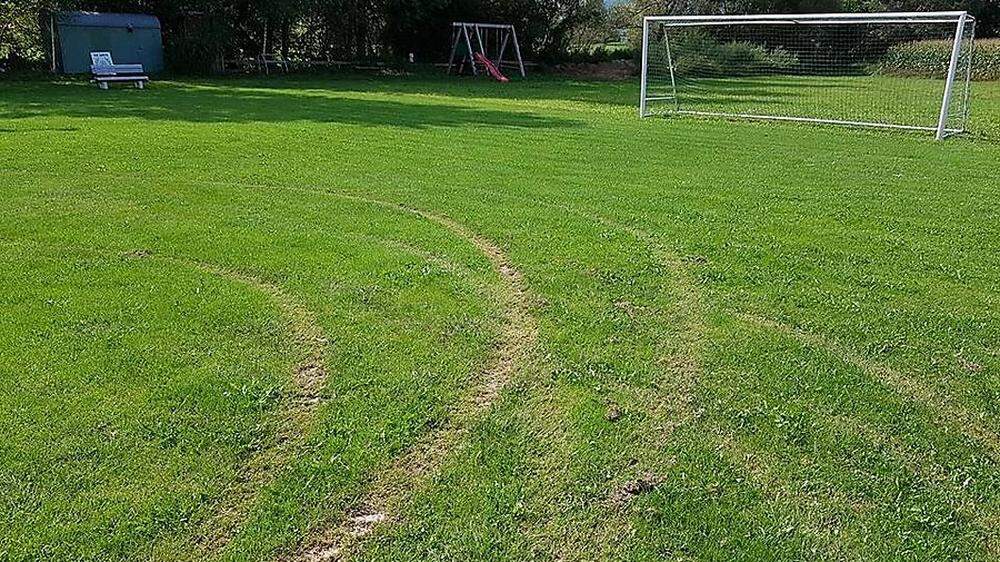 Reifenspuren auf dem Rasen des Au-Stadions in Obersafen
