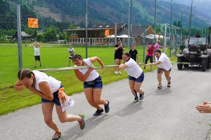 Für die Teilnehmerinnen stand der fünf Tonnen schwere „kleine“ Lanz Bulldog am Programm 