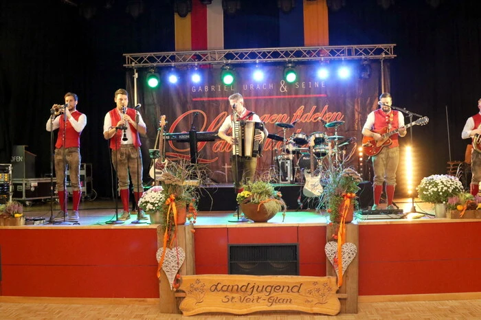 Für den musikalischen Schwung sorgten „Die jungen fidelen Lavanttaler“ (Foto) und DJ „Rokko“. 