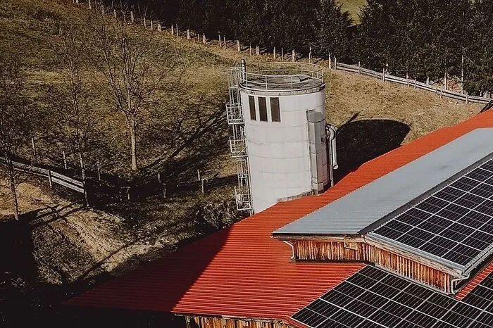 St. Lorenzen: Der Roanwirt installierte auf seinem Dach rund 500 Quadratmetern Solarpaneele, davon profitieren jetzt neben dem Haus selbst auch Autofahrer und Mountainbiker.