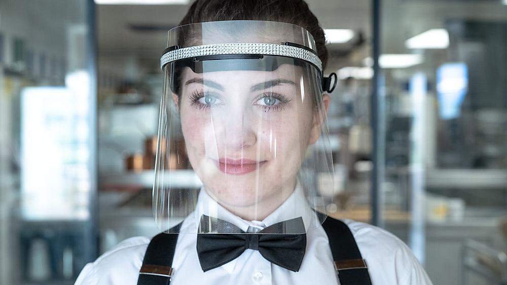 Kellnerinnen und Kellner mit Gesichtsschutz - künftig neuer Alltag in der Gastronomie