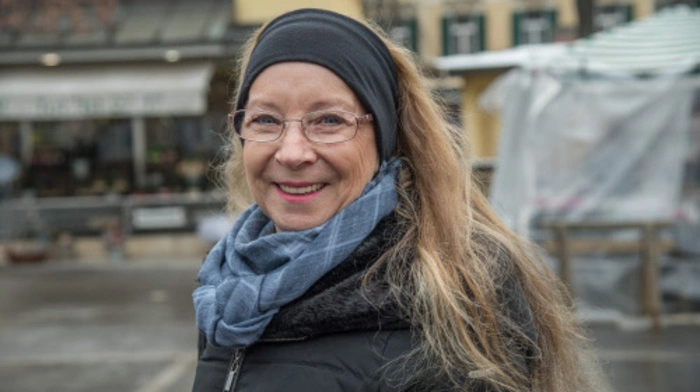 Elisabeth Caloud: "Die Situation bei der Haltestelle Reiterkaserne der Linie 7 ist problematisch, weil hier zeitweise massenhaft Leute zusteigen. Hier kommen zwei Studentenheime, die NMS, das Seebachergymnasium, die Ursulinen und viele Wohneinheiten zusammen und es wird weiterhin gebaut. Eine zusätzliche Haltestelle auf Höhe Rembrandtgasse würde das entschärfen.Ich bin in St. Leonhard groß geworden und liebe den Bezirk. Toll ist, dass man überall schnell zu Fuß hinkommt."