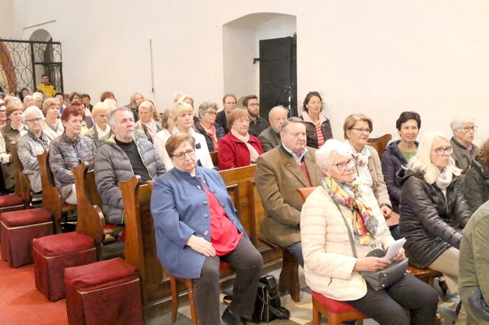 In dem bis auf den letzten Platz gefüllten Gotteshaus gesehen wurden unter anderen Bürgermeister Martin Kulmer, Rechtsanwalt Arthur Berger, Dechant Rudolf Pacher, Mediziner Anton Suntinger sowie der frisch gebackene Bezirksobmann des Sängergaues St. Veit/Feldkirchen, Siegfried Ehrlich. 