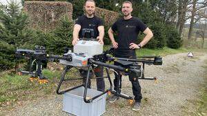 Constantin und Clemens Naschitz von Agrarfly mit der Drohne 