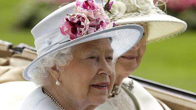 Britische Medien berichteten, dass die Queen trotzdem wie geplant am Donnerstag vom Buckingham-Palast ins Schloss Windsor fahren werde