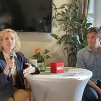 Ministerin Eva-Maria Holzleitner und Abgeordneter Wolfgang Moitzi beim Sommergespräch in Judenburg