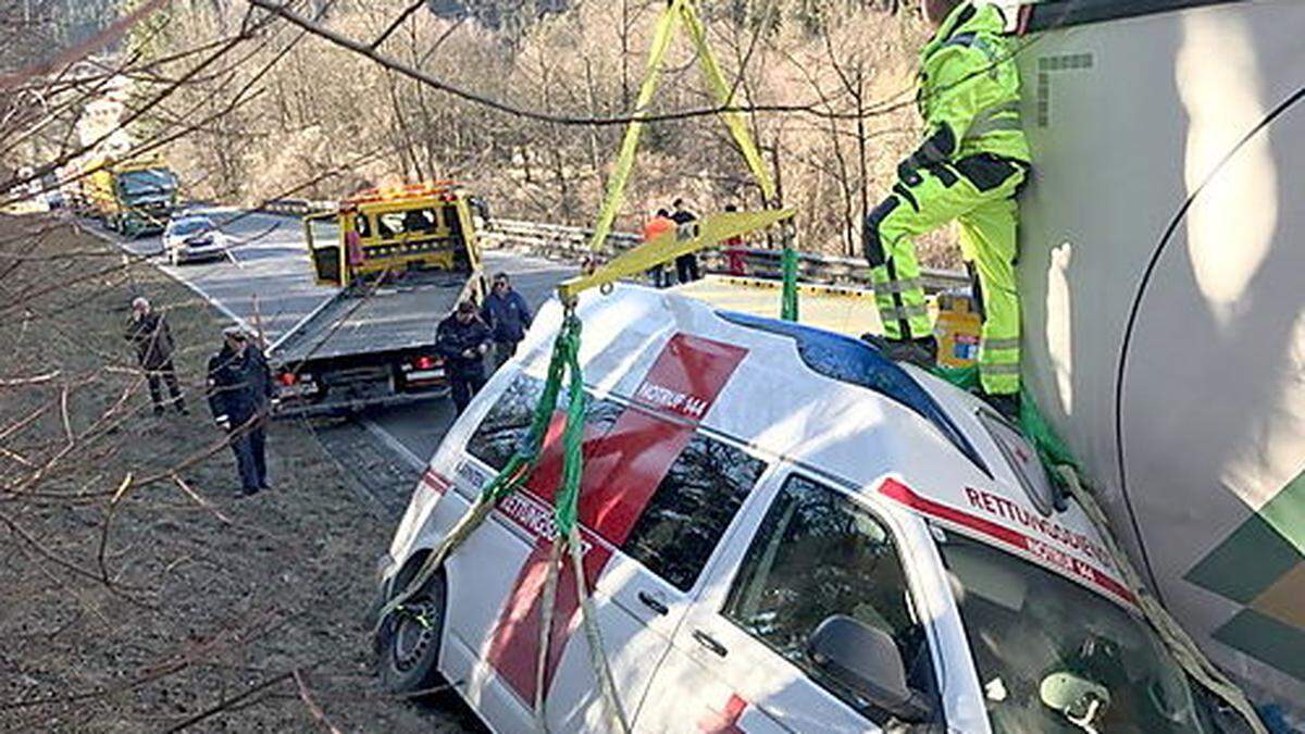 Der Rot-Kreuz-Wagen musste mit dem Kran geborgen werden