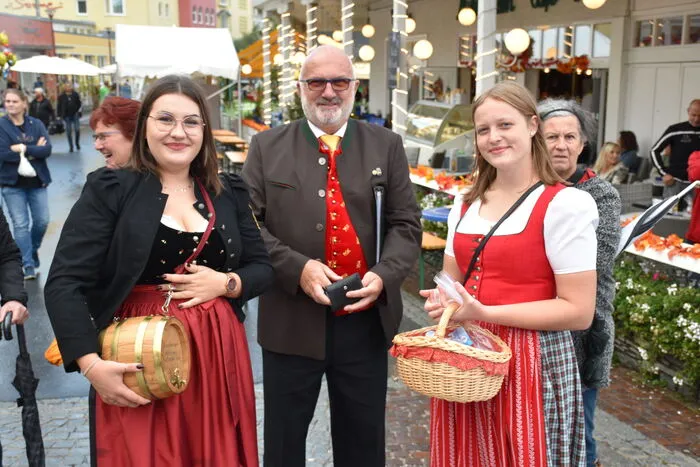 Für ein Begrüßungsschnapserl sorgten charmante Marketenderinnen.