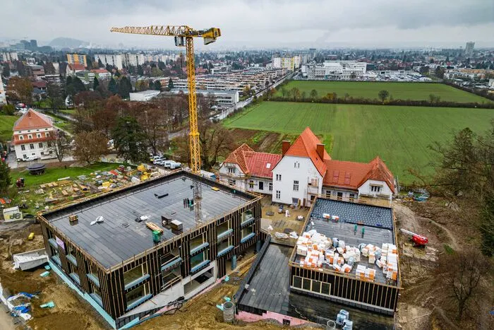Das historische Schulgebäude wird künftig als Internat genutzt, der Zubau gliedert sich in einen Foyerbereich samt Verkaufsraum, eine Mehrzweckhalle und das eigentliche Schulgebäude (ganz links)