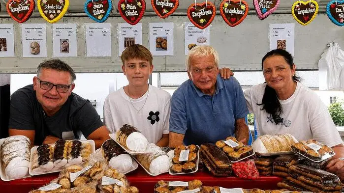 Anton Lukic junior mit Sohn Julian, Vater Anton Lukic senior und Schwester Christine Lessiak (von links)