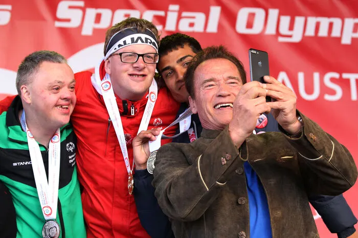 Arnold Schwarzenegger beim Snapchat mit den Athleten Cyril Walker (Irland),Christian Warmuth (Österreich) und Shubham Singh (Indien)
