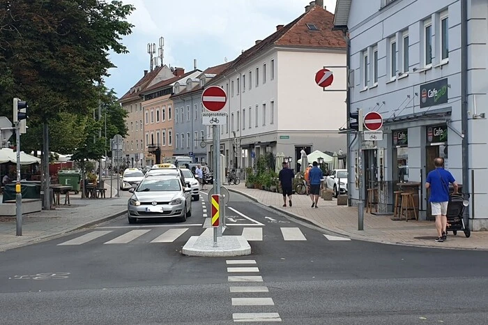 Vom Lendplatz kommend spielt es ein Geradeausfahren nicht mehr.