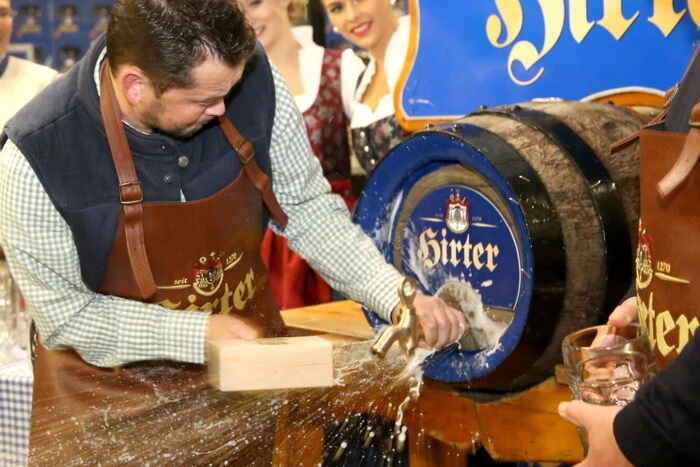 Höhepunkt des Abends war der Bockbieranstich durch Harald Hicks (Foto) um 20 Uhr.