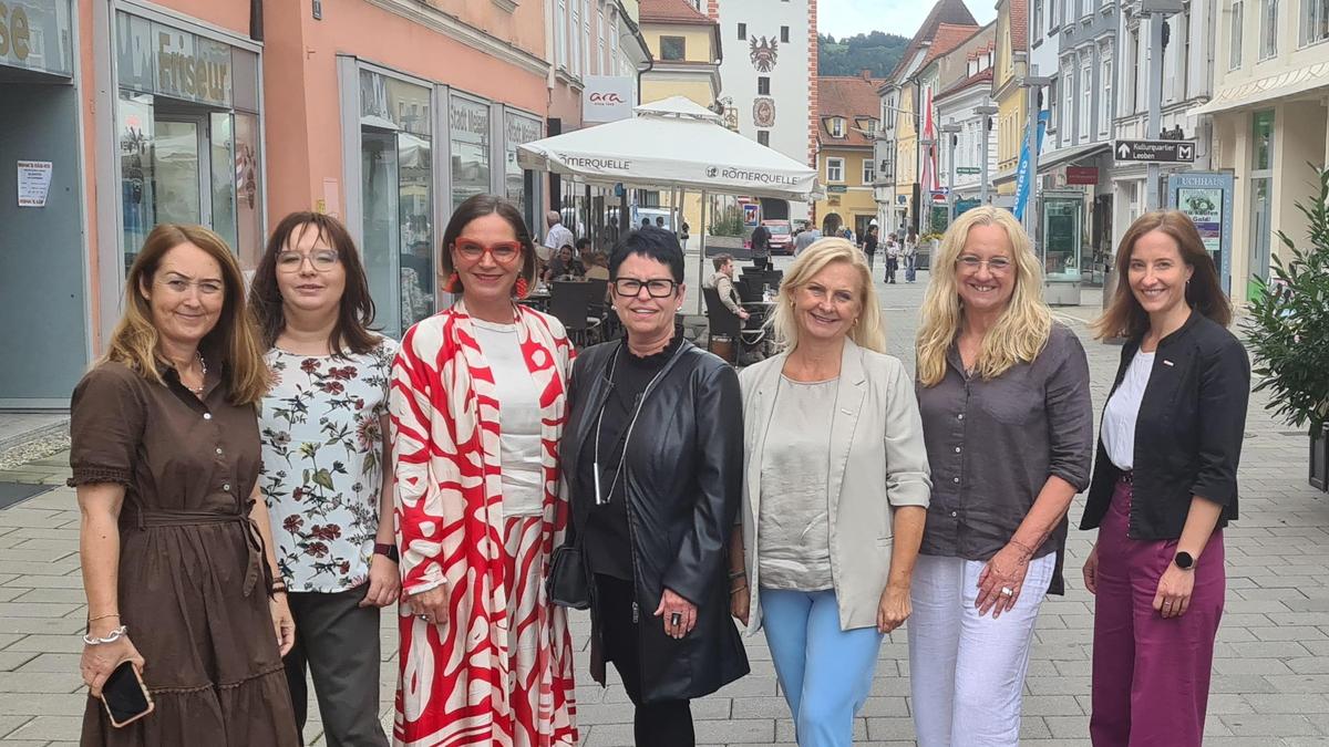 Frauen in der Wirtschaft: Elke Jantscher-Schwarz, Stv.-Bezirksvorsitzende Julia Neußl, Alexandra Wurm, Sonja Haingartner, Gabriele Lechner, Andrea Lassacher und Astrid Baumann